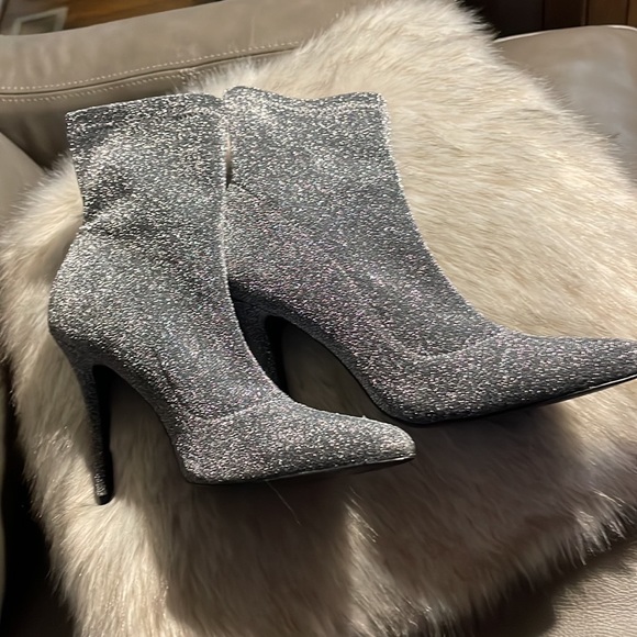 Charles David Silver Booties!  Size 9, Shiny Fabric Material 4 1/2“ heels SEXY! - Picture 4 of 6